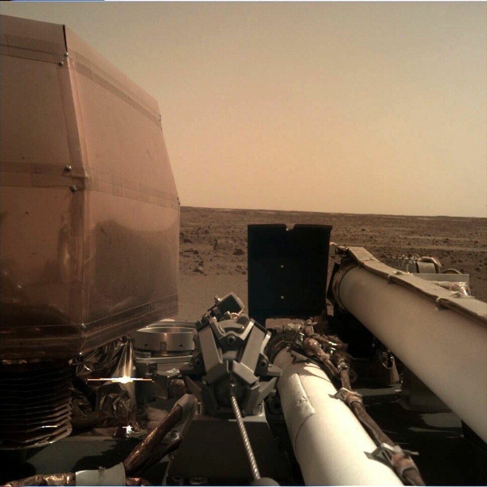 <b>FØRSTE BILDE FRA MARS</b>: Etter at støvet hadde lagt seg etter landingen på Mars, sendte romsonden InSight hjem dette bildet fra den røde planeten. <b>FØRSTE BILDE FRA MARS</b>: Etter at støvet hadde lagt seg etter landingen på Mars, sendte romsonden InSight hjem dette bildet fra den røde planeten.