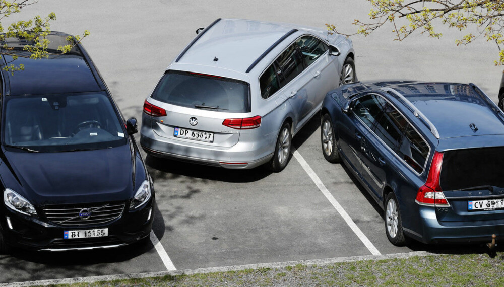 Svært mange bilskader oppstår på parkeringsplasser. Og det behøver ikke være snakk om store ting, før det blir svært kostbart å reparere. Illustrasjonsfoto: Scanpix. Svært mange bilskader oppstår på parkeringsplasser. Og det behøver ikke være snakk om store ting, før det blir svært kostbart å reparere. Illustrasjonsfoto: Scanpix.