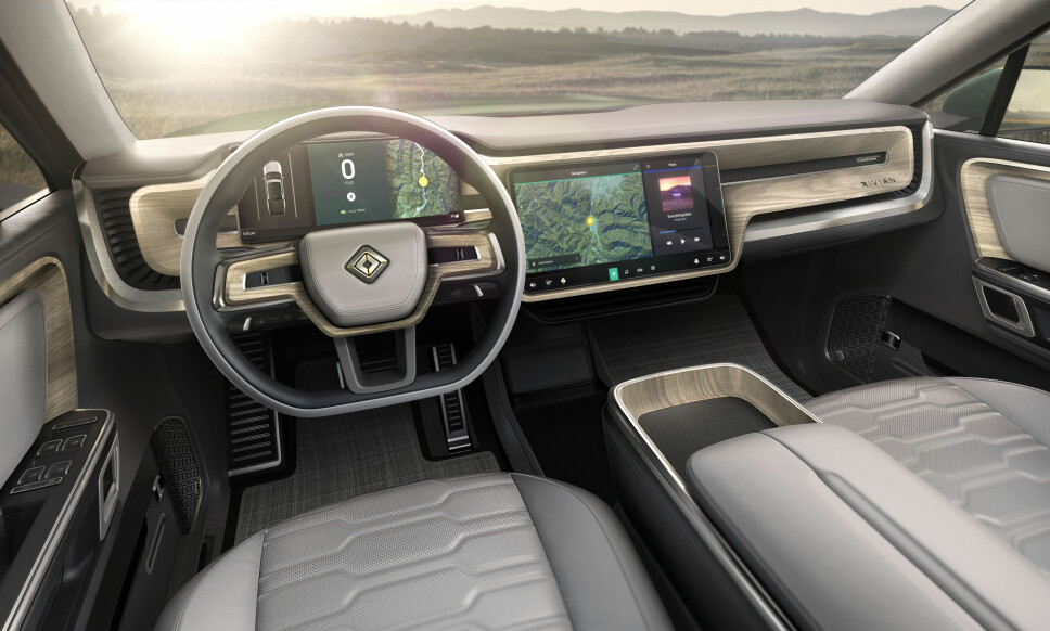 <b>THE AMERICAN WAY:</b> The oser amerikansk av interiøret i R1S. Legg forøvrig merke til de to store skjermene, ikke helt ulikt løsningen i Tesla Model X - som også kommer som 7-seter. Også R1S har programvare som kan oppdateres over internett. <b>THE AMERICAN WAY:</b> The oser amerikansk av interiøret i R1S. Legg forøvrig merke til de to store skjermene, ikke helt ulikt løsningen i Tesla Model X - som også kommer som 7-seter. Også R1S har programvare som kan oppdateres over internett.