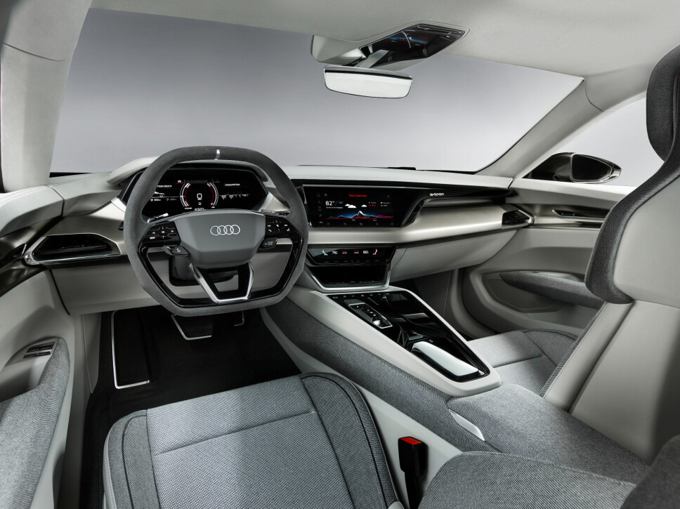 <b>FOKUS PÅ FØRER:</b> Skjermene i Audi e-tron GT er vinklet mot føreren og rammer inn "arbeidsplassen" sammen med midtkonsollen. <b>FOKUS PÅ FØRER:</b> Skjermene i Audi e-tron GT er vinklet mot føreren og rammer inn "arbeidsplassen" sammen med midtkonsollen.
