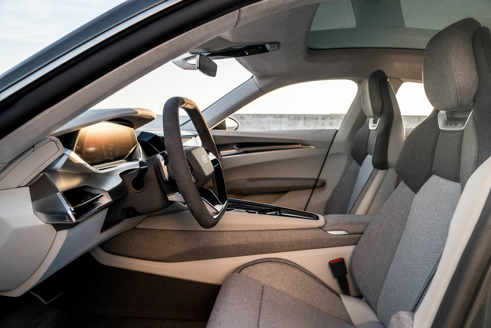 <b>SPORTSSETER:</b> Setene i Audi e-tron GT er inspirert av motorsport og skal gi støtte selv om man gasser på gjennom svingen. <b>SPORTSSETER:</b> Setene i Audi e-tron GT er inspirert av motorsport og skal gi støtte selv om man gasser på gjennom svingen.
