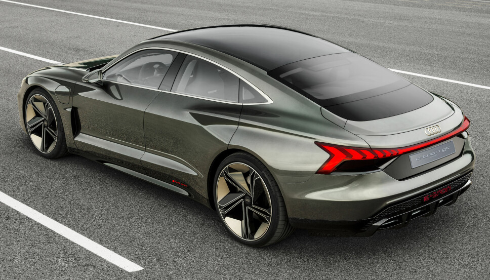 <b>TRANG LASTELUKE:</b> Bildene av konseptmodellen Audi e-tron GT viser at bagasjeluka er hengslet under bakruta, i likhet med for eksempel Tesla Model 3. Denne løsningen får en del kritikk fordi åpningen til å laste bagasje inn og ut blir temmelig trang. Bagasjeplassen er imidlertid ikke i fokus på en bil som dette. <b>TRANG LASTELUKE:</b> Bildene av konseptmodellen Audi e-tron GT viser at bagasjeluka er hengslet under bakruta, i likhet med for eksempel Tesla Model 3. Denne løsningen får en del kritikk fordi åpningen til å laste bagasje inn og ut blir temmelig trang. Bagasjeplassen er imidlertid ikke i fokus på en bil som dette.