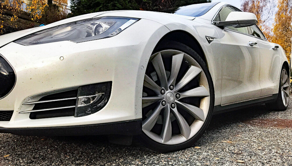 Tesla er et av de yngste bilmerkene i det norske markedet. Men til tross for begrenset antall biler, markerer de seg sterkt i en ny undersøkelse rundt hvilke bilmerker som har de mest aggressive sjåførene. Dette er Model S som var selve gjennombrudds-modellen for Tesla i Norge. Tesla er et av de yngste bilmerkene i det norske markedet. Men til tross for begrenset antall biler, markerer de seg sterkt i en ny undersøkelse rundt hvilke bilmerker som har de mest aggressive sjåførene. Dette er Model S som var selve gjennombrudds-modellen for Tesla i Norge.