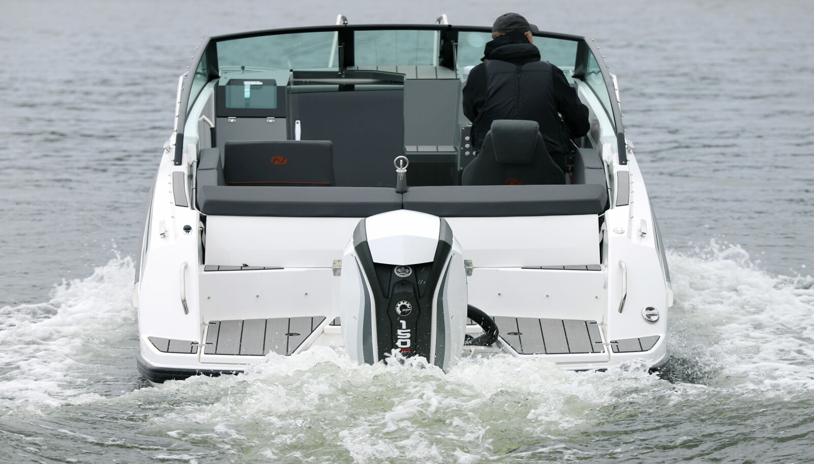 BRA BASIS: Du kan få båten med 115 hk, men vi synes 150 hk er riktig standardmotor. Da kjennes den sportslig og har et fint marsjfartområde. BRA BASIS: Du kan få båten med 115 hk, men vi synes 150 hk er riktig standardmotor. Da kjennes den sportslig og har et fint marsjfartområde.