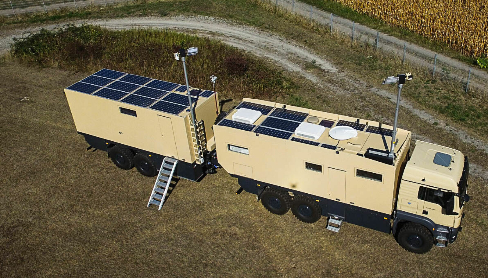 UTNYTTET TAKPLASS: På taket finnes et stort antall solcellepanel, parabolantenne og klimaanlegg for bobilen. UTNYTTET TAKPLASS: På taket finnes et stort antall solcellepanel, parabolantenne og klimaanlegg for bobilen.