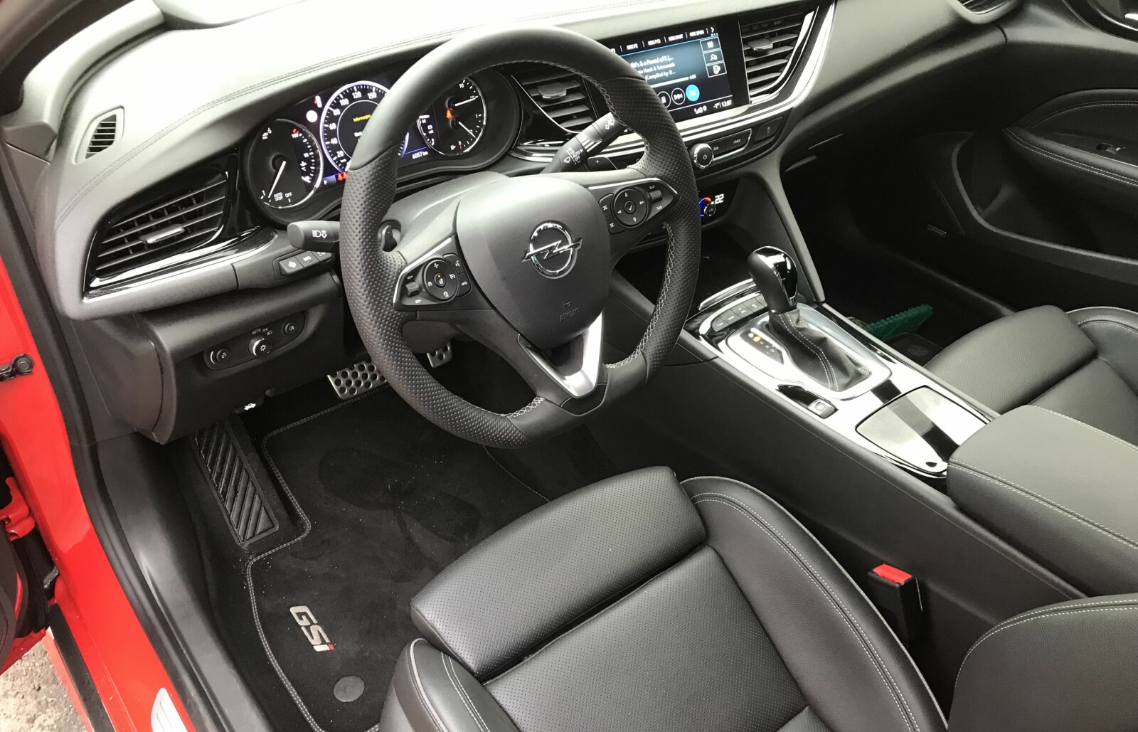 COCKPIT: Layouten på cockpiten er svært vellykket. Pedalene er i aluminium og rattet (OPC-line) er kledd med perforert skinn. Setene er det suverene høydepunktet. COCKPIT: Layouten på cockpiten er svært vellykket. Pedalene er i aluminium og rattet (OPC-line) er kledd med perforert skinn. Setene er det suverene høydepunktet.