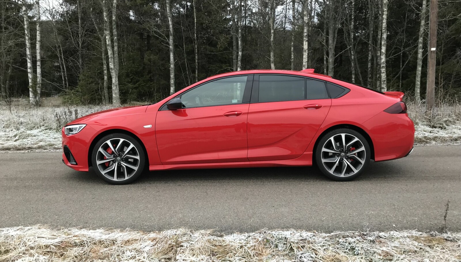 LAVERE: Sammenlignet med den vanlige Insignia-modellen er GSi senket med 10 mm. Adaptivt understell med kontinuerlig demperkontroll er standard. LAVERE: Sammenlignet med den vanlige Insignia-modellen er GSi senket med 10 mm. Adaptivt understell med kontinuerlig demperkontroll er standard.