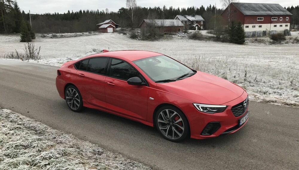 GSi: Grand Sport GSi-versjonen av Insignia varter opp med lekre linjer, barske elementer og en kjøreopplevelse som kombinerer komfort og sport på en utmerket måte. GSi: Grand Sport GSi-versjonen av Insignia varter opp med lekre linjer, barske elementer og en kjøreopplevelse som kombinerer komfort og sport på en utmerket måte.