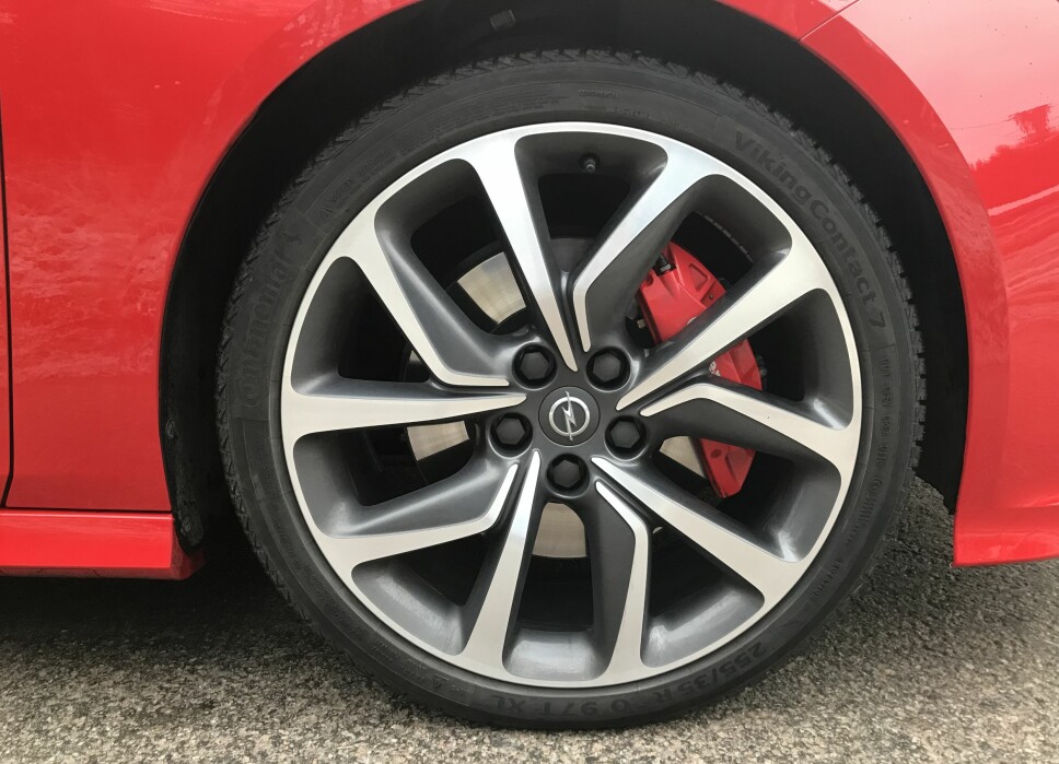 BREMBO: 20-tommers felger og Brembo-bremser med 345 mm skiver og 4-stemplede calipere. BREMBO: 20-tommers felger og Brembo-bremser med 345 mm skiver og 4-stemplede calipere.
