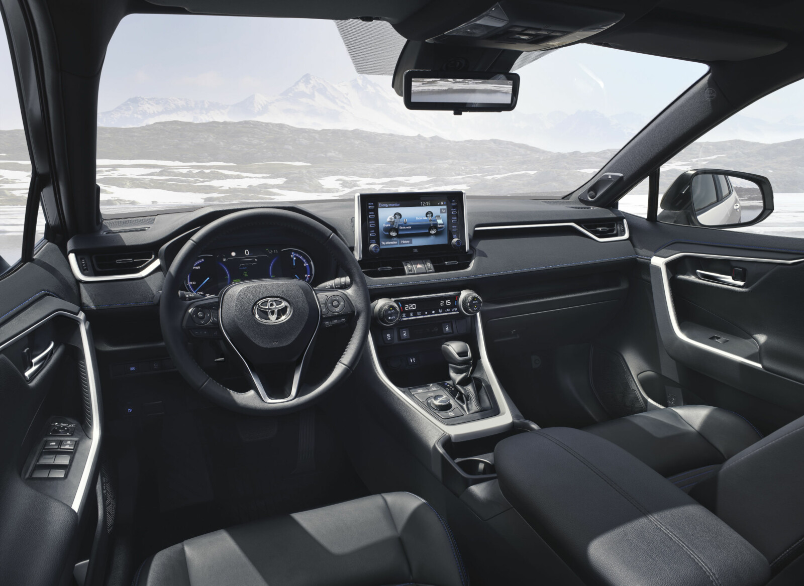 KVALITET: Førermiljøet har fått seg et løft, og RAV4 kommer med blant annet 7-tommers skjerm og 4,2-tommers instrumentdisplay. KVALITET: Førermiljøet har fått seg et løft, og RAV4 kommer med blant annet 7-tommers skjerm og 4,2-tommers instrumentdisplay.