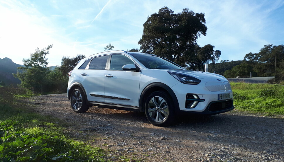 <b>SMÅ JUSTERINGER:</b> Elbil-versjonen av Kia Niro har noen justeringer i forhold til brødrene med forbrenningsmotor. Blant annet er den litt høyere og lengre. <b>SMÅ JUSTERINGER:</b> Elbil-versjonen av Kia Niro har noen justeringer i forhold til brødrene med forbrenningsmotor. Blant annet er den litt høyere og lengre.