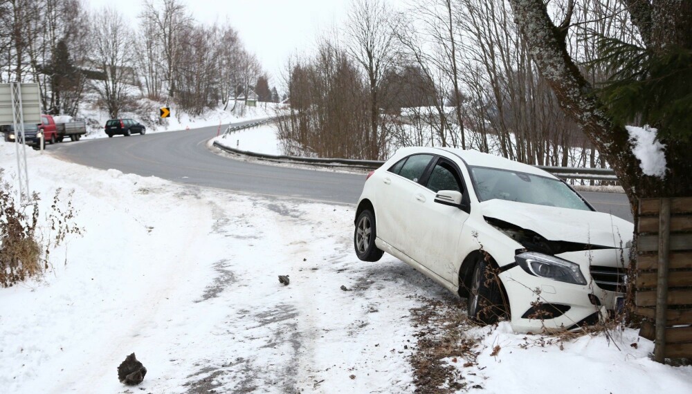 For høy fart i svingene er en gjenganger, da er det fort gjort å havne utenfor veien. Illustrasjonsfoto: Scanpix. For høy fart i svingene er en gjenganger, da er det fort gjort å havne utenfor veien. Illustrasjonsfoto: Scanpix.