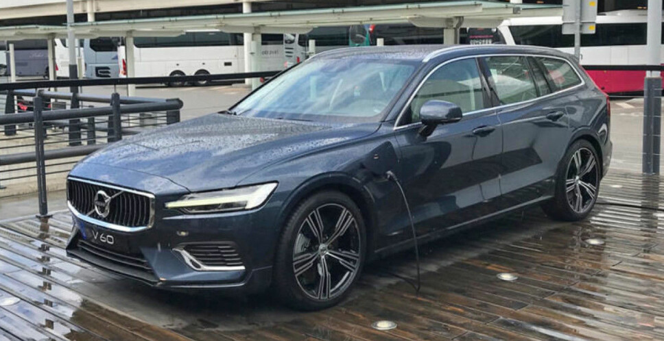 Denne er like rundt hjørnet: Nye Volvo V60 i ladbar hybridutgave. Her har vi tatt bilde av den under lanseringen av "vanlig" V60 i Spania. Denne er like rundt hjørnet: Nye Volvo V60 i ladbar hybridutgave. Her har vi tatt bilde av den under lanseringen av "vanlig" V60 i Spania.
