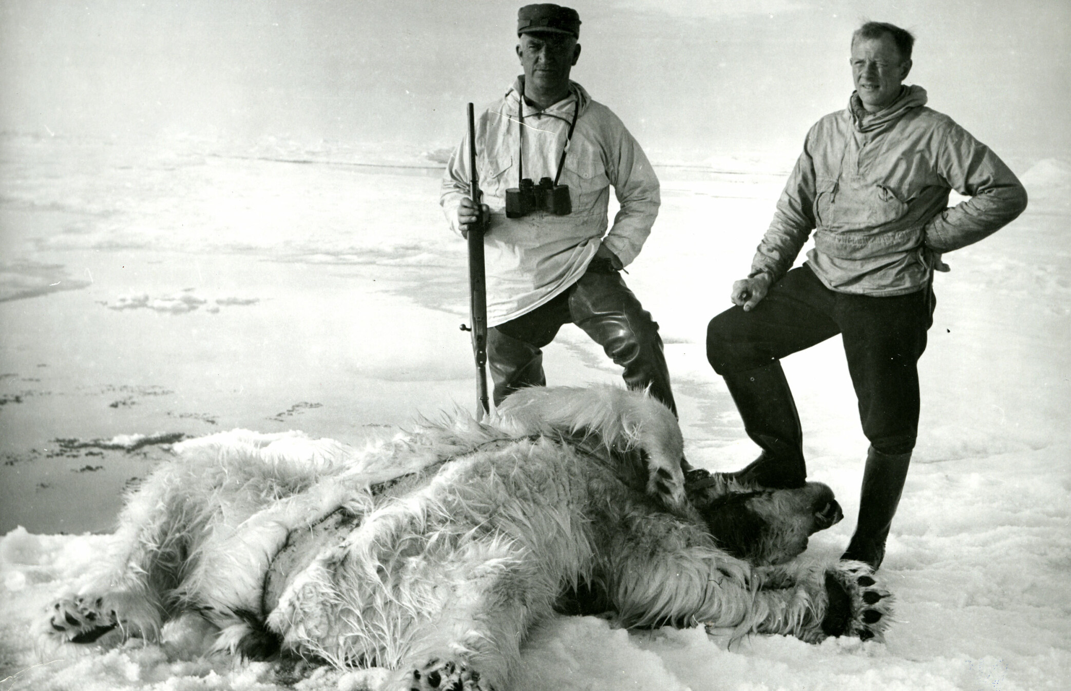 <b>JEGER: </b>Magne
Råum (til
høyre)
og svenske
Franz Walstein. Råum
felte denne bjørnen
fra skutedekket på vei
inn mot Øst-Grønland i
1939. (Foto: Arneberg/
Norsk Polarinstitutt) <b>JEGER: </b>Magne
Råum (til
høyre)
og svenske
Franz Walstein. Råum
felte denne bjørnen
fra skutedekket på vei
inn mot Øst-Grønland i
1939. (Foto: Arneberg/
Norsk Polarinstitutt)