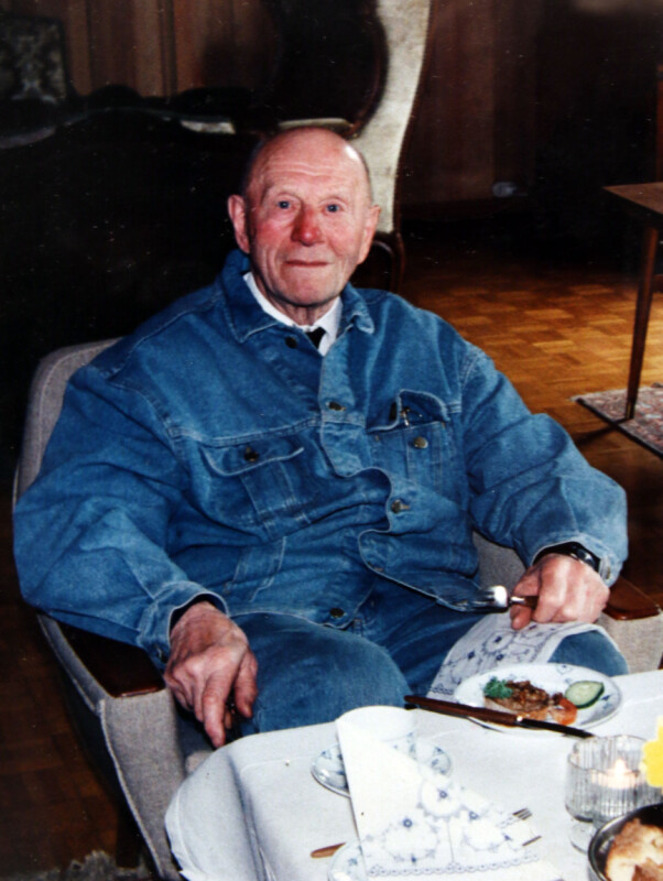 Hardhausen Magne
Råum døde på
Foldereid
6. mars 2003. Han ble 93 år
gammel.
(Foto: Privat) Hardhausen Magne
Råum døde på
Foldereid
6. mars 2003. Han ble 93 år
gammel.
(Foto: Privat)