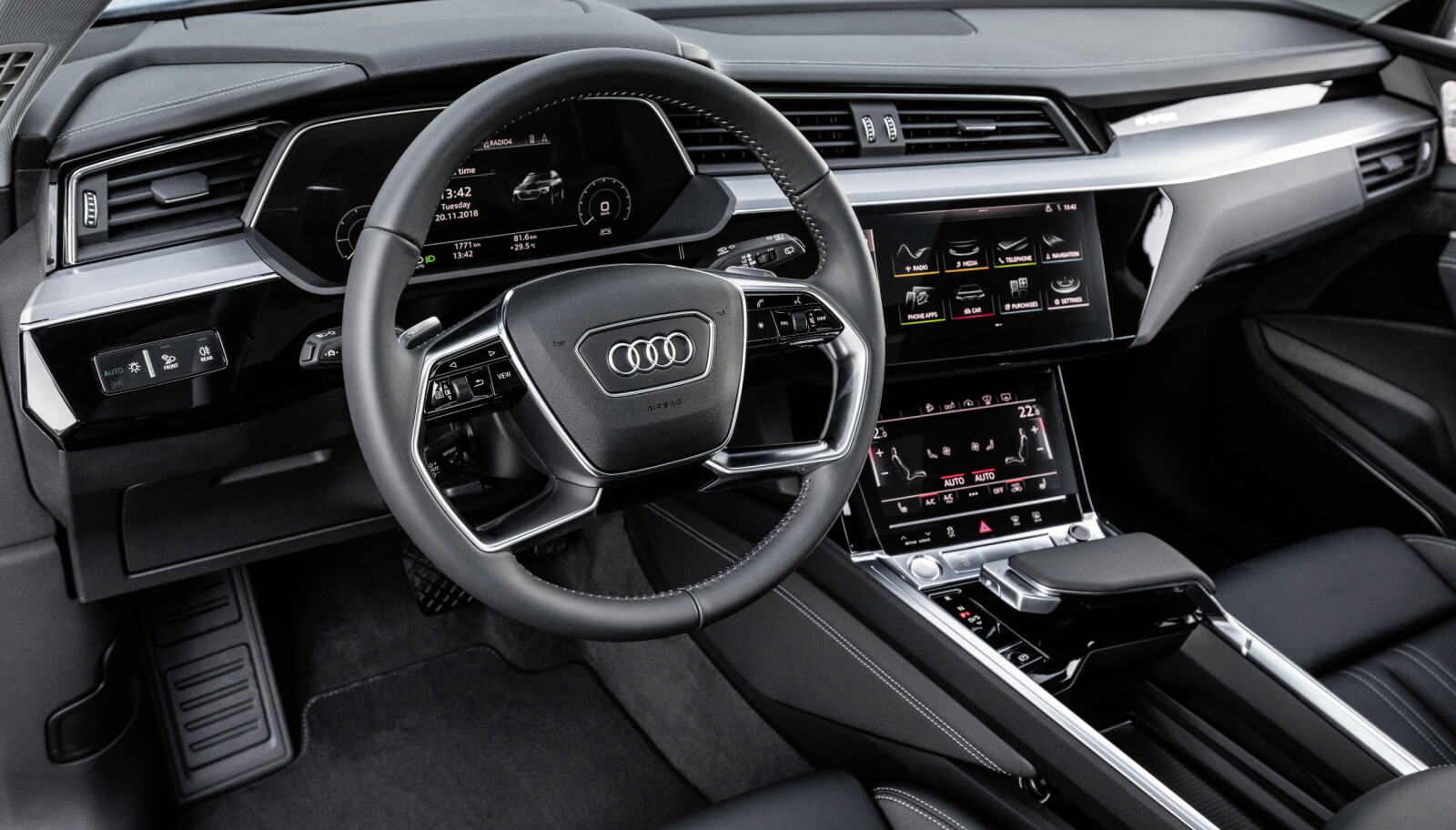 BERØRT: Cockpiten i Audi e-tron minner om den i A8 og Q8. Knapper er erstattet av berøringsskjermer. BERØRT: Cockpiten i Audi e-tron minner om den i A8 og Q8. Knapper er erstattet av berøringsskjermer.