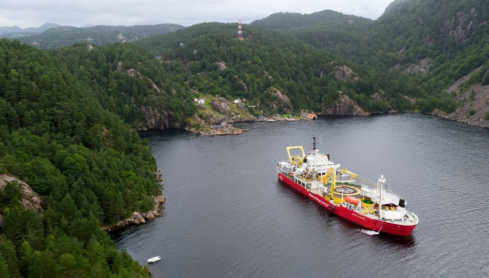 SPESIALSKIP: Kabelen veier rundt 50 kilo per meter og legges av kabelskipet Nexans Skagerrak. SPESIALSKIP: Kabelen veier rundt 50 kilo per meter og legges av kabelskipet Nexans Skagerrak.
