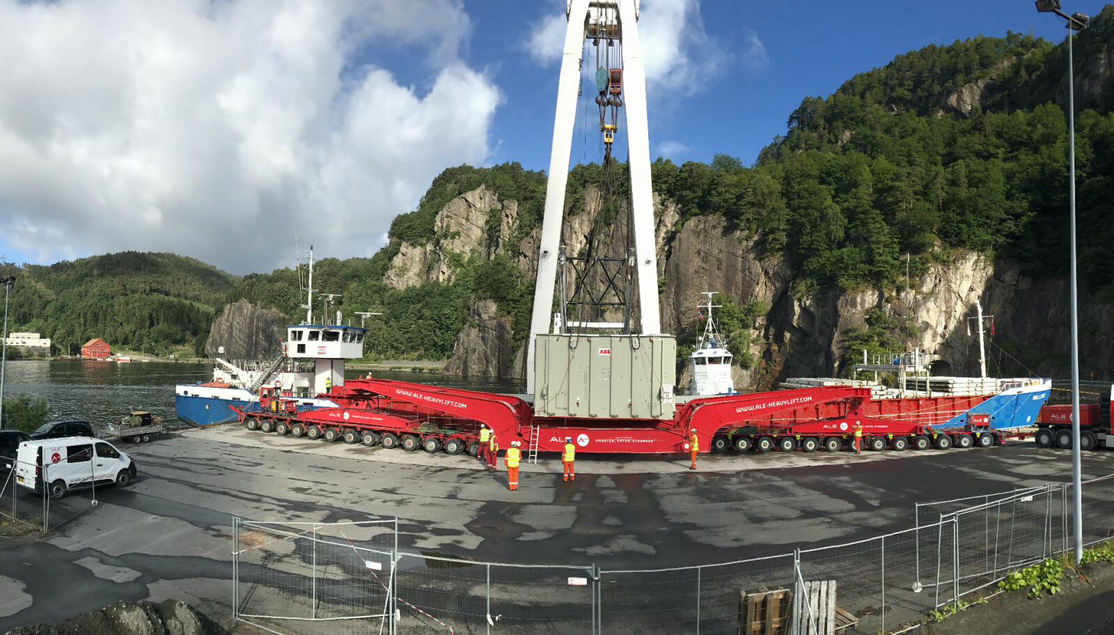 FRAKTEKJEMPEN: AL 100 girder frame-traileren som skal frakte 225 tonn tunge transformatorer på smale veier gjennom Vest-Agder ankommer Kvinesdal havn. FRAKTEKJEMPEN: AL 100 girder frame-traileren som skal frakte 225 tonn tunge transformatorer på smale veier gjennom Vest-Agder ankommer Kvinesdal havn.