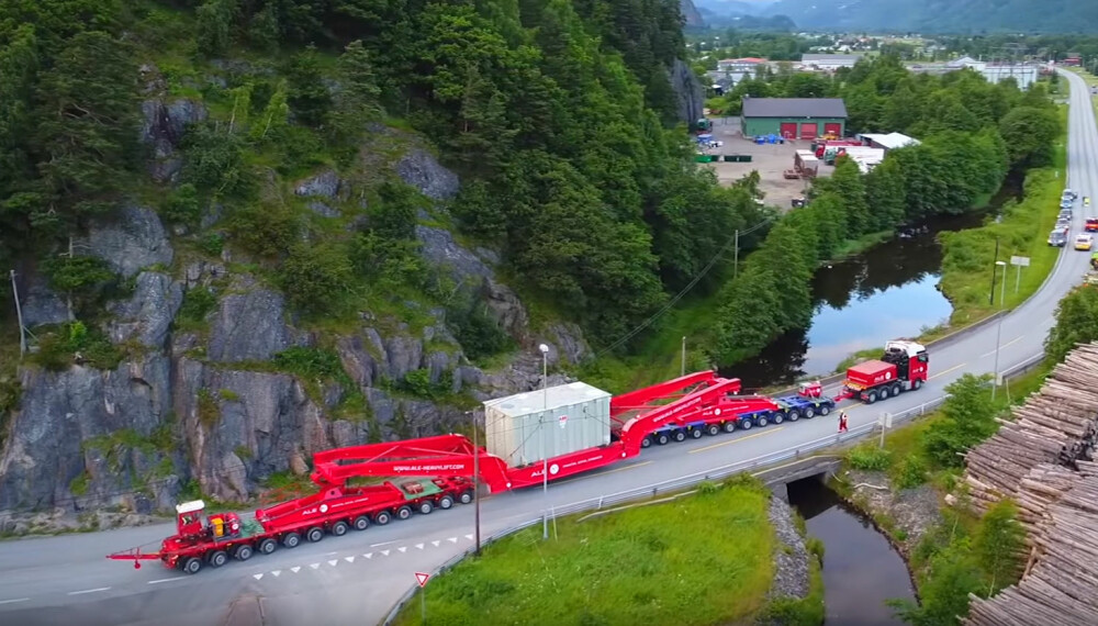 LITT AV ET SKUE: Det er nesten ufattelig at det 74 meter lange, tre meter brede og 352 tonn tunge vogntoget greier greier å manøvrere seg over broer og gjennom tettsteder uten uhell av noe slag. LITT AV ET SKUE: Det er nesten ufattelig at det 74 meter lange, tre meter brede og 352 tonn tunge vogntoget greier greier å manøvrere seg over broer og gjennom tettsteder uten uhell av noe slag.