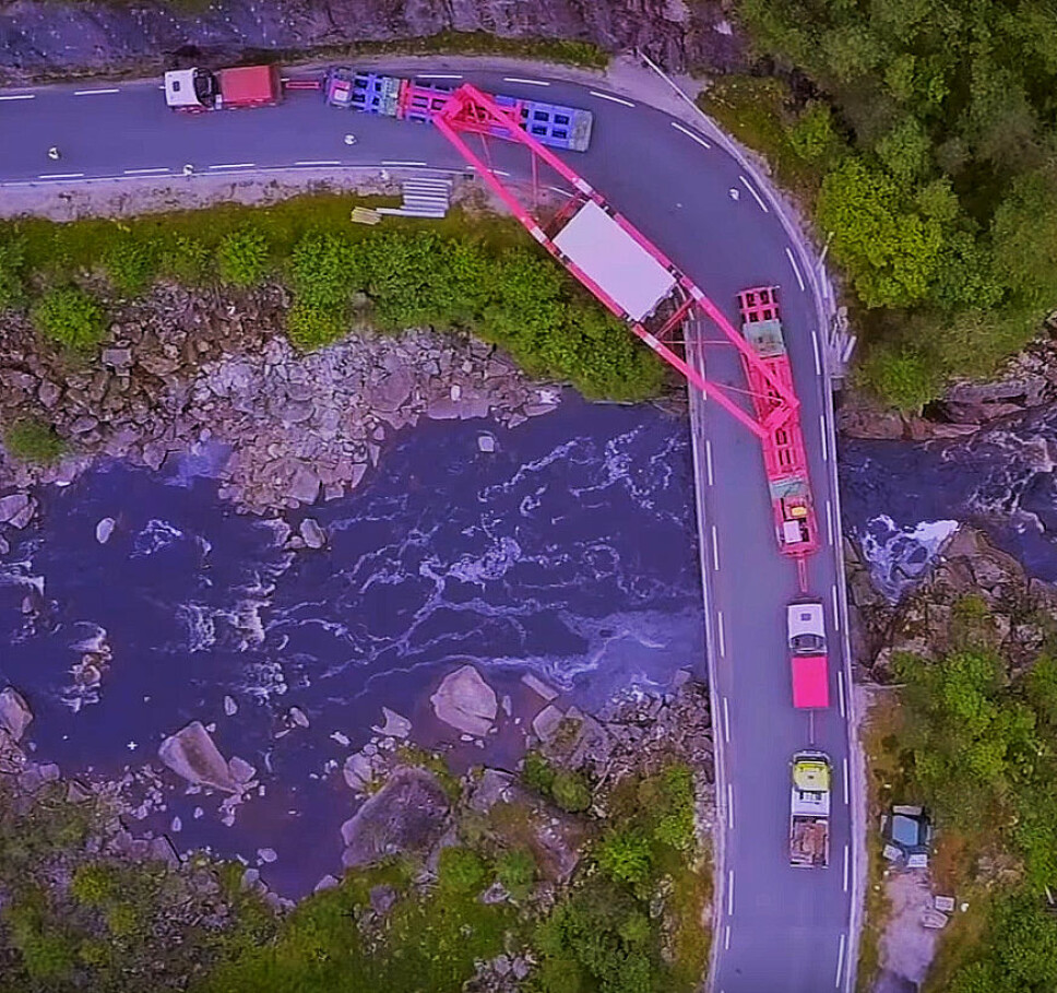 GENIAL TRANSPORT: Takket være stor bæreflate og 26 hjulaksler å fordele vekten på kan vogntoget krysse broer som egentlig ikke er konstruert for å tåle den type tungtransport. GENIAL TRANSPORT: Takket være stor bæreflate og 26 hjulaksler å fordele vekten på kan vogntoget krysse broer som egentlig ikke er konstruert for å tåle den type tungtransport.