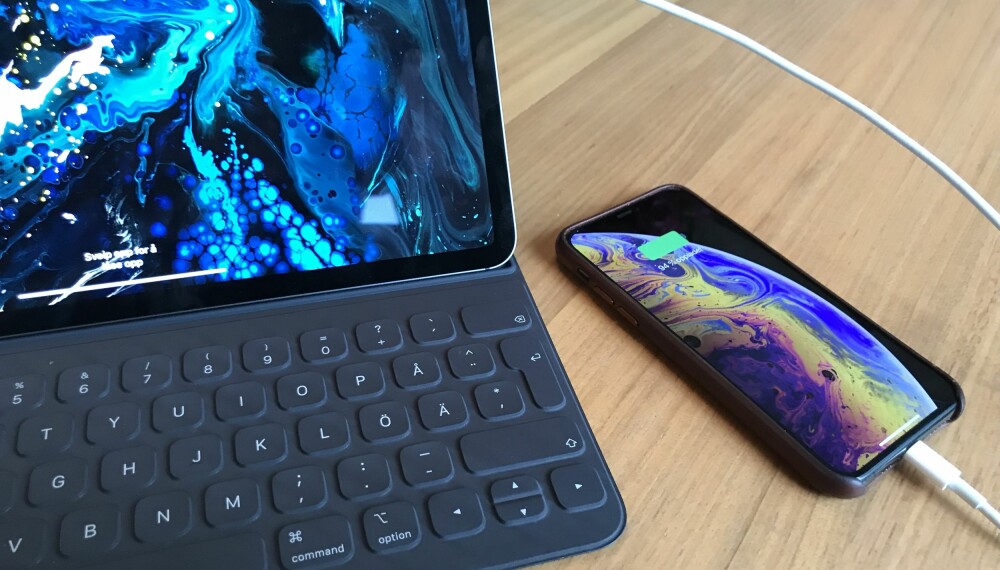 <b>LAD IPHONE MED IPAD:</b> Med en USB-C til Lightning-kabel kan du lade mobilen med nettbrettet. Praktisk på tur. <b>LAD IPHONE MED IPAD:</b> Med en USB-C til Lightning-kabel kan du lade mobilen med nettbrettet. Praktisk på tur.