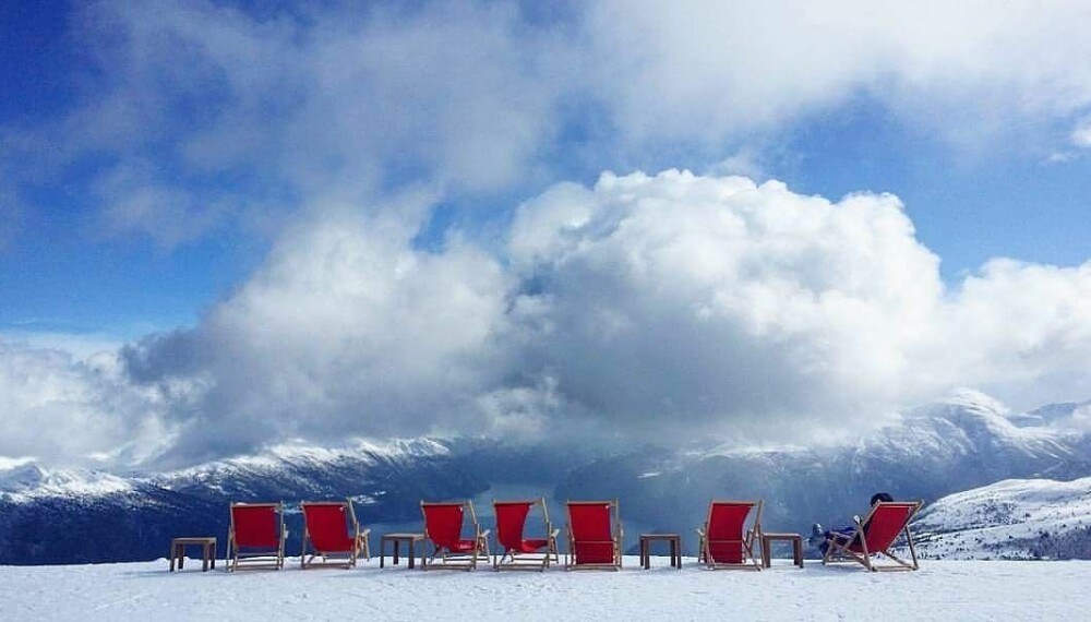 SUNNMØRE LODGE: Sentralt på Sunnmøre finner du Sunnmøre Lodge, kun 10 minutter fra skitrekket på Strandafjellet. SUNNMØRE LODGE: Sentralt på Sunnmøre finner du Sunnmøre Lodge, kun 10 minutter fra skitrekket på Strandafjellet.