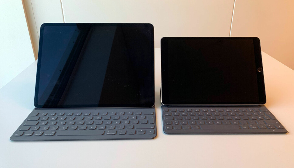 <b>SOLID OPPGRADERING:</b> Til venstre ser du 2018-modellen av iPad Pro med 12,9 tommers skjerm. Det er en solid oppgradering sammenliknet med 2017-modellen av iPad Pro til høyre, med 10,5 tommers skjerm. <b>SOLID OPPGRADERING:</b> Til venstre ser du 2018-modellen av iPad Pro med 12,9 tommers skjerm. Det er en solid oppgradering sammenliknet med 2017-modellen av iPad Pro til høyre, med 10,5 tommers skjerm.