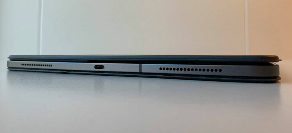 <b>LITEN OG LETT:</b> 2018-tastaturet til Apple fungerer også som et heldekkende omslag. Det bygger en del, men er likevel vesentlig tynnere enn de aller fleste PC-er. Vekten med deksel og penn er under 1,1 kg. <b>LITEN OG LETT:</b> 2018-tastaturet til Apple fungerer også som et heldekkende omslag. Det bygger en del, men er likevel vesentlig tynnere enn de aller fleste PC-er. Vekten med deksel og penn er under 1,1 kg.