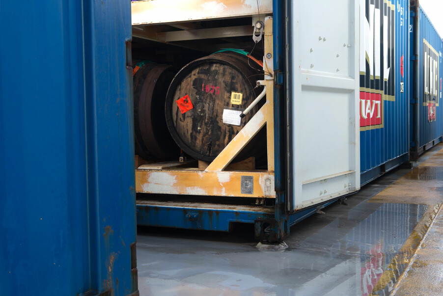 <b>PÅ TUR:</b> Linie akevitten må tur over ekvator før den kan kalle seg linie. Her lastes den inn i containere. <b>PÅ TUR:</b> Linie akevitten må tur over ekvator før den kan kalle seg linie. Her lastes den inn i containere.