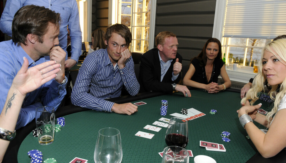 LURING: Petter har loppet Vi Menns redaktør Alex Øystå (t.h) for en og annen hundrelapp i poker opp gjennom årene. LURING: Petter har loppet Vi Menns redaktør Alex Øystå (t.h) for en og annen hundrelapp i poker opp gjennom årene.