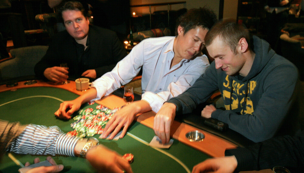 PÅ POKERGALLA: I januar 2009 dukket Petter opp hos Vi Menn for første gang, på Pokergalla. Her i lystig passiar med pokerstjerne Johnny Lodden. PÅ POKERGALLA: I januar 2009 dukket Petter opp hos Vi Menn for første gang, på Pokergalla. Her i lystig passiar med pokerstjerne Johnny Lodden.
