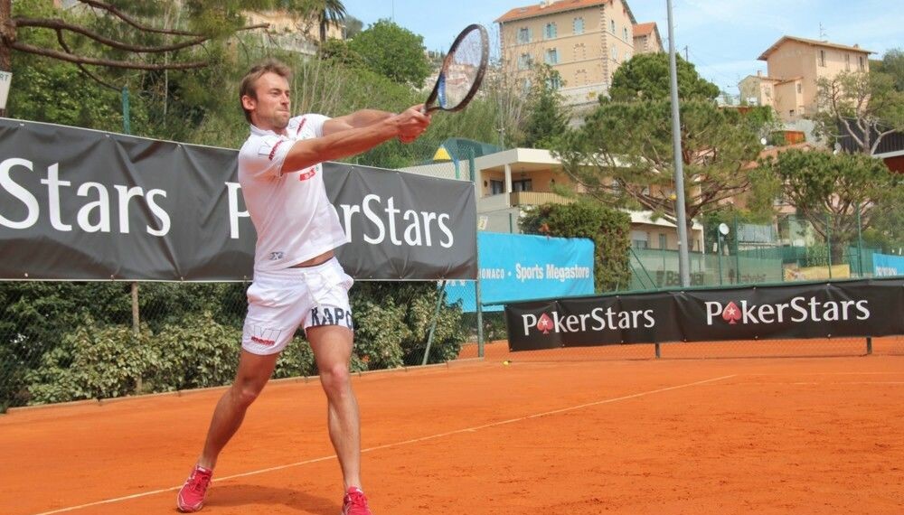 IKKE HELT INNAFOR: Mosviks eneste stjerne før Petter het Molla Bjurstedt, en av de beste kvinnelige tennisspillere i verden før krigen. Petter har et stykke å gå på teknikken her. IKKE HELT INNAFOR: Mosviks eneste stjerne før Petter het Molla Bjurstedt, en av de beste kvinnelige tennisspillere i verden før krigen. Petter har et stykke å gå på teknikken her.