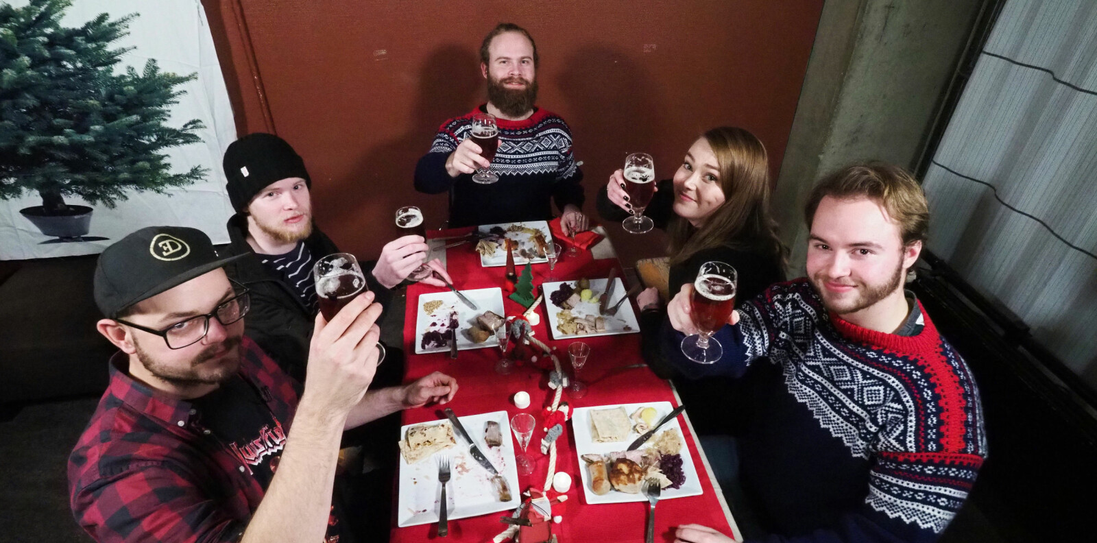 <b>GOD STEMNING:</b> Håkon, Espen, Eivind, Charlotte og Knut utgjorde vårt testpanel. – Når du har drukket sju øl og sju akevitt, kan du ikke kjøre kollektivt engang, mente Espen dagen etter. <b>GOD STEMNING:</b> Håkon, Espen, Eivind, Charlotte og Knut utgjorde vårt testpanel. – Når du har drukket sju øl og sju akevitt, kan du ikke kjøre kollektivt engang, mente Espen dagen etter.