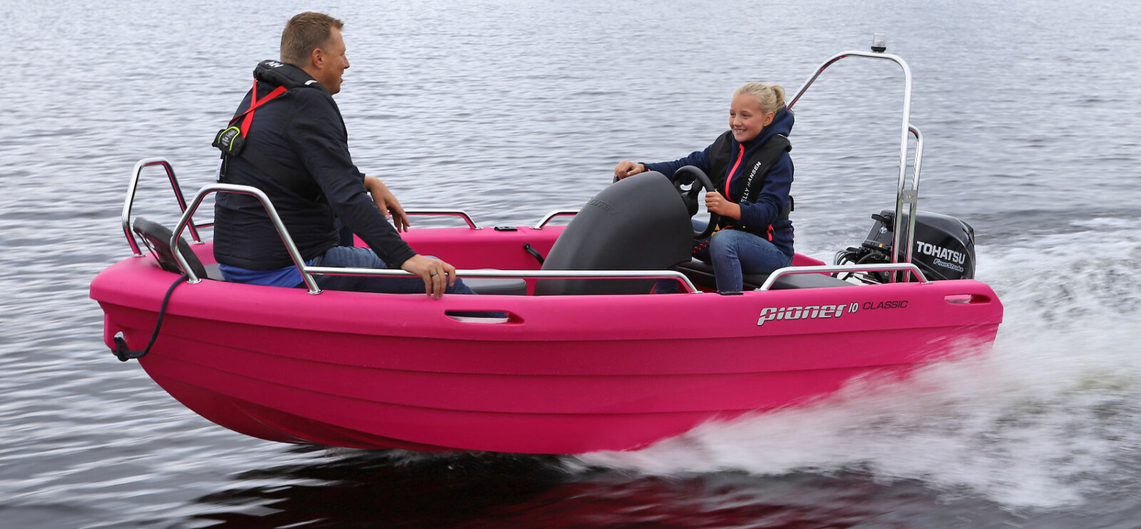 KJØREGLEDE: Med full utstyrspakke, lekker rosafarge og morsomme jolleegenskaper kommer det fort et smil om munnen om bord i Pioner 10 Classic. KJØREGLEDE: Med full utstyrspakke, lekker rosafarge og morsomme jolleegenskaper kommer det fort et smil om munnen om bord i Pioner 10 Classic.