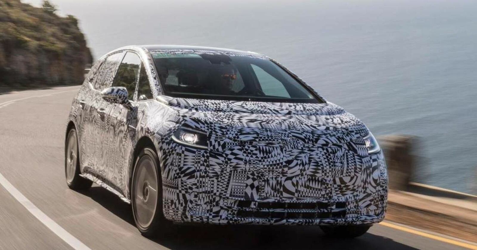VW ID: Med rekkevidde på 550 kilometer og lovnader om produksjon som skal dekke etterspørselen, blir dette en svært spennende nyhet til neste år. VW ID: Med rekkevidde på 550 kilometer og lovnader om produksjon som skal dekke etterspørselen, blir dette en svært spennende nyhet til neste år.