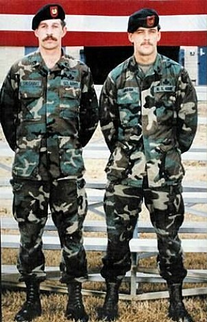 DREPT:Delta-soldaten Randy Shughart (t.v) og Gary Gordon forsøkte å redde Durant og m,annskapet på Super Six-Four, men overmakten ble for stor. De to heltene mottok begge Medal of Honor posthumt. DREPT:Delta-soldaten Randy Shughart (t.v) og Gary Gordon forsøkte å redde Durant og m,annskapet på Super Six-Four, men overmakten ble for stor. De to heltene mottok begge Medal of Honor posthumt.