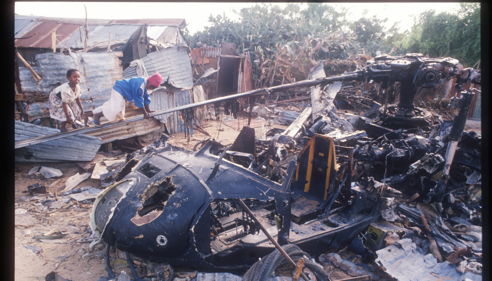 <b>SKUTT NED:</b> Vraket av et Black Hawk-helikopter i Mogadishu ble ansett som et trofé. <b>SKUTT NED:</b> Vraket av et Black Hawk-helikopter i Mogadishu ble ansett som et trofé.