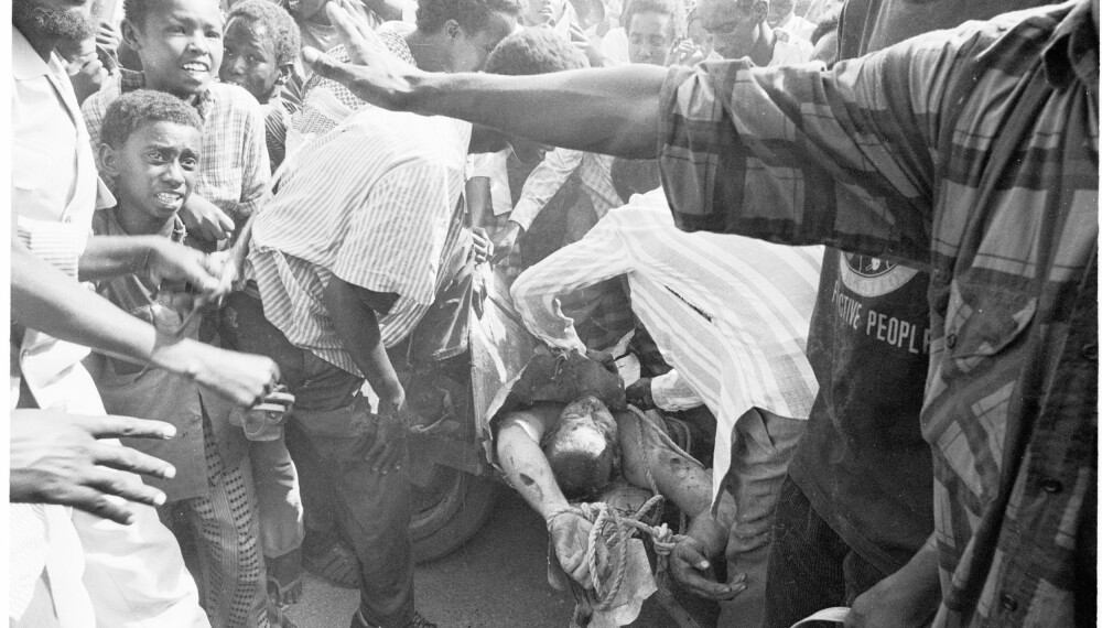 <b>BRUTALT:</b> Bildene av en amerikansk soldat som ble slept gjennom gatene i Mogadishu vekket harme og avsk. <b>BRUTALT:</b> Bildene av en amerikansk soldat som ble slept gjennom gatene i Mogadishu vekket harme og avsk.