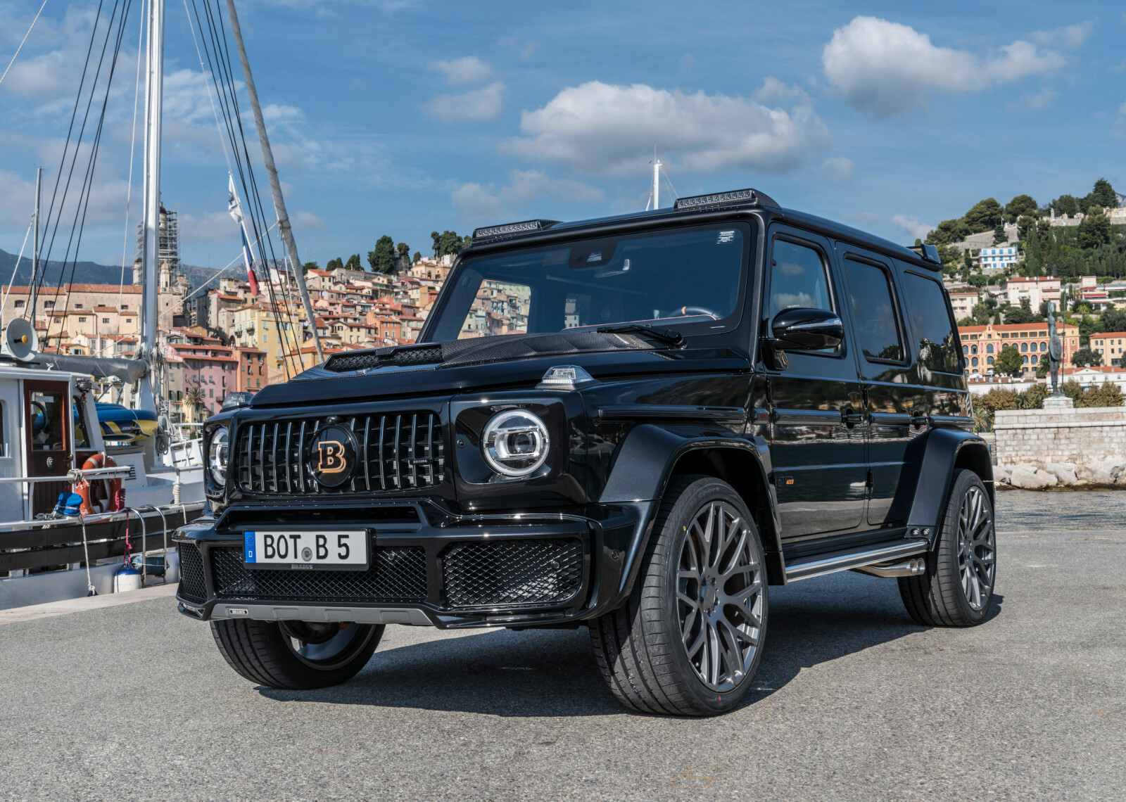 <b>WIDESTAR</b>: Dersom du kan ofre noen av offroad-egenskapene, så har Brabus 700 Widestar den samme motoren, men høyere toppfart og akselerasjon. Den skal greie 0-100 km/t på 4,3 sekunder, og toppfarten er begrenset til 240 km/t. <b>WIDESTAR</b>: Dersom du kan ofre noen av offroad-egenskapene, så har Brabus 700 Widestar den samme motoren, men høyere toppfart og akselerasjon. Den skal greie 0-100 km/t på 4,3 sekunder, og toppfarten er begrenset til 240 km/t.