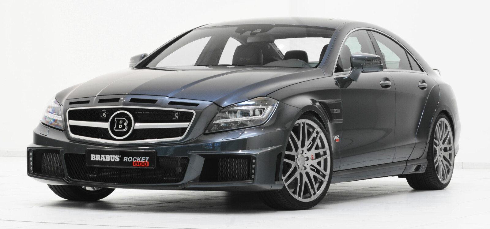<b>RÅTT</b>: Blant de sprøeste bilene som er kommet ut av produksjonshallene i Bottrop er Brabus 800 Rocket, som selskapet i 2011 hevdet var verdens raskeste sedan med en toppfart på 370 km/t. For øvrig: 800 hesterkrefter og et dreiemoment på 1420 Nm. <b>RÅTT</b>: Blant de sprøeste bilene som er kommet ut av produksjonshallene i Bottrop er Brabus 800 Rocket, som selskapet i 2011 hevdet var verdens raskeste sedan med en toppfart på 370 km/t. For øvrig: 800 hesterkrefter og et dreiemoment på 1420 Nm.