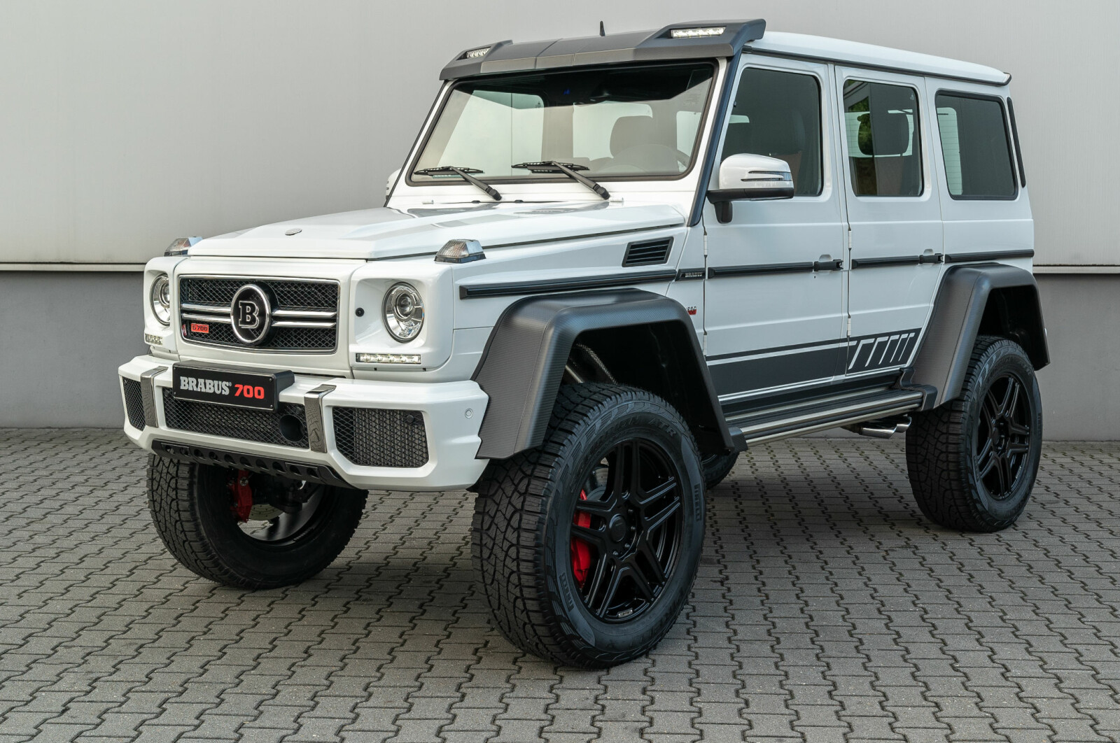 BASERT PÅ MERCEDES: G700 HK: Brabus-en minner veldig om Mercedes-AMG G500 4x4² , men skal være basert på G63. BASERT PÅ MERCEDES: G700 HK: Brabus-en minner veldig om Mercedes-AMG G500 4x4² , men skal være basert på G63.