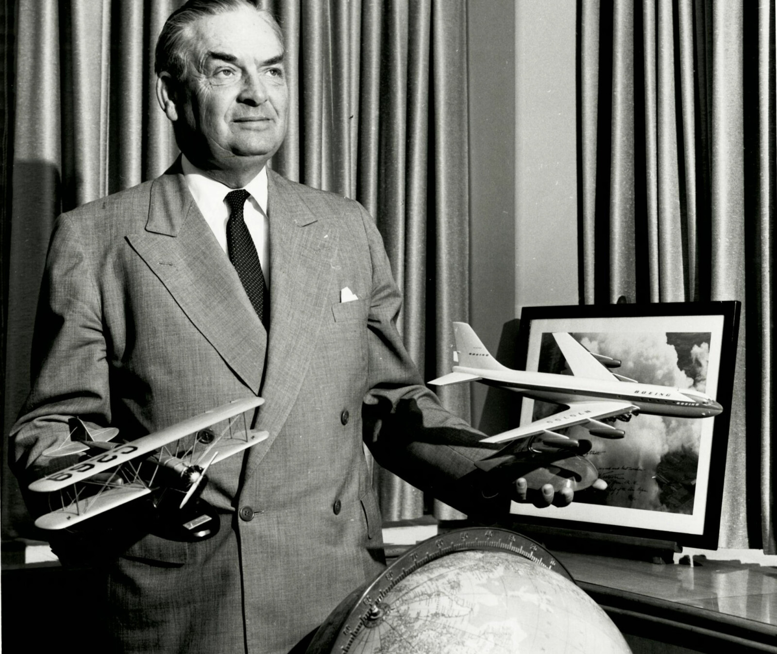 FLYHISTORIE: Claire Egtvedt var en nøkkelperson hos Boeing i 49 år, i en tid der luftfarten utviklet seg fra dobbeltdekkere i tre til moderne jetfly i metall. FLYHISTORIE: Claire Egtvedt var en nøkkelperson hos Boeing i 49 år, i en tid der luftfarten utviklet seg fra dobbeltdekkere i tre til moderne jetfly i metall.
