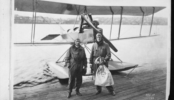 POSTFLY: Model C var Boeings første egendesignede fly, lansert 3. mars 1919. Bill Boeing og piloten Eddie Hubbard gjorde den første internasjonale flyvningen, fra Vancouver i Canada til Seattle. POSTFLY: Model C var Boeings første egendesignede fly, lansert 3. mars 1919. Bill Boeing og piloten Eddie Hubbard gjorde den første internasjonale flyvningen, fra Vancouver i Canada til Seattle.
