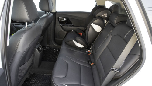GOD PLASS: Kia e-Niro ha god plass i baksetet. GOD PLASS: Kia e-Niro ha god plass i baksetet.