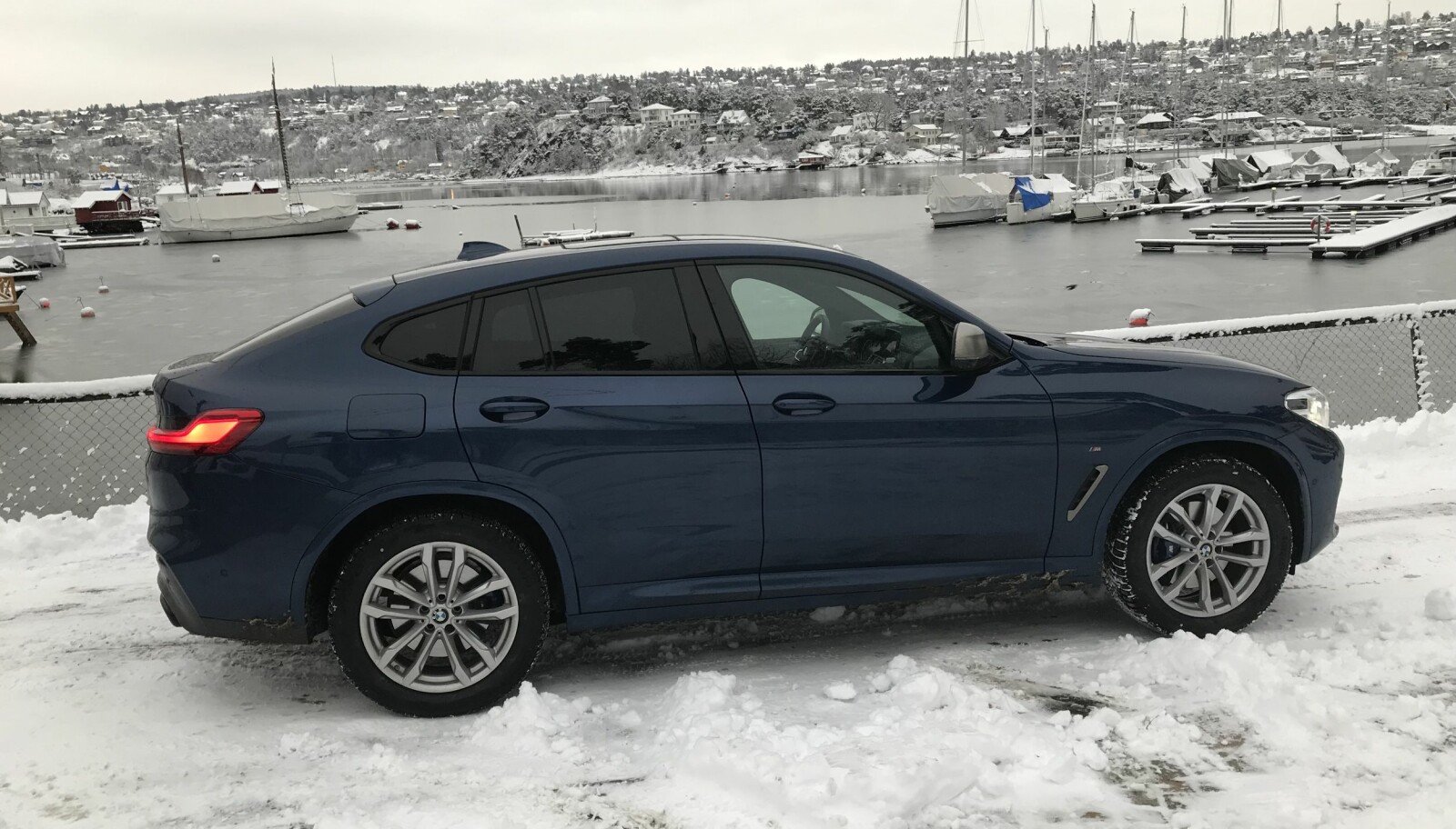 <b>4X4:</b> xDrive-firehjulstrekk gjør X4 til en fenomenal vinterbil. I god BMW-tradisjon er firehjulstrekket bakhjulsvektet. <b>4X4:</b> xDrive-firehjulstrekk gjør X4 til en fenomenal vinterbil. I god BMW-tradisjon er firehjulstrekket bakhjulsvektet.