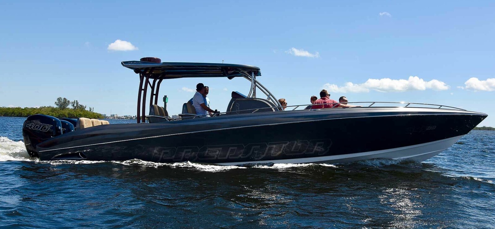 <b>POWERBOAT: </b>Predator 357-SSR er 35 fot lang. <b>POWERBOAT: </b>Predator 357-SSR er 35 fot lang.