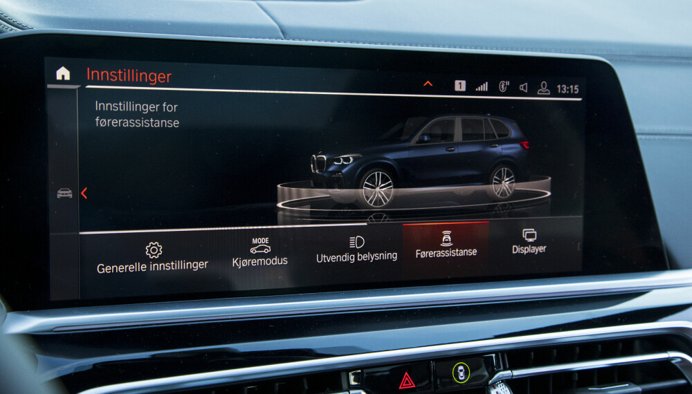 <b>SKJERM:</b> Ingen Tesla-aktig skjerm i BMW X5, men det nye betjeningskonseptet fungerer greit. <b>SKJERM:</b> Ingen Tesla-aktig skjerm i BMW X5, men det nye betjeningskonseptet fungerer greit.