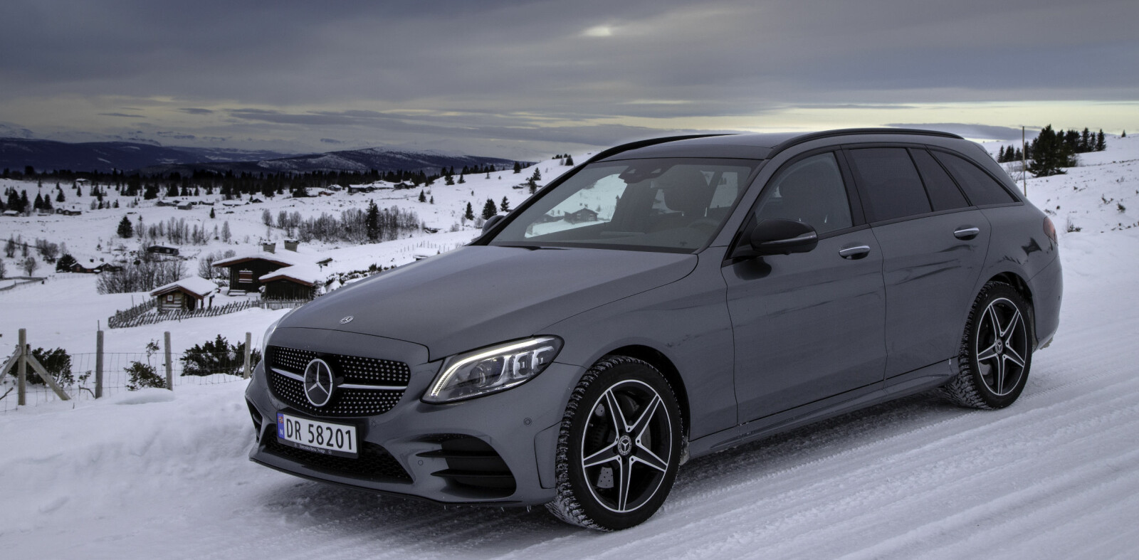 MERCEDES-BENZ C 300 d 4Matic: Motorkraft og vinteregenskaper vi setter pris på. MERCEDES-BENZ C 300 d 4Matic: Motorkraft og vinteregenskaper vi setter pris på.