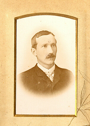 <b>UNG MANN:</b> Dette bildet av Reinert Godtfred Jonassen er fra cirka 1897 -året da livet tok en ny vending for kapteinen fra Farsund. <b>UNG MANN:</b> Dette bildet av Reinert Godtfred Jonassen er fra cirka 1897 -året da livet tok en ny vending for kapteinen fra Farsund.