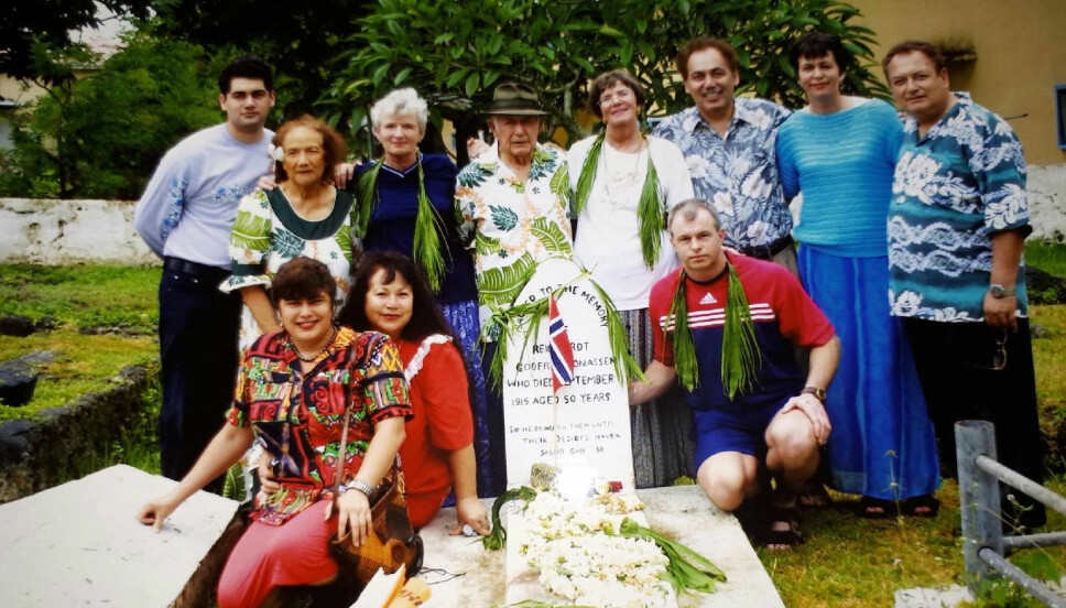 <b>SAMLET VED GRAVEN:</b> Her er Reinert Godtfred Jonassens familie fra Norge og Cookøyene gjenforent ved kapteinens grav på Rarotonga. Fra Farsund stilte Jonassens oldebarn Arne Tangvald Olsen, Gerd Hindersland, Randi Knapskog og Anne Paulsrud. Ellers sees blant annet Jonassens sønn Michael Jonassen (i midten), og brødrene Jon Jonassen og Reinhard Godfrey Jonassen på hver side av Anne Paulsrud bakerst til høyre. <b>SAMLET VED GRAVEN:</b> Her er Reinert Godtfred Jonassens familie fra Norge og Cookøyene gjenforent ved kapteinens grav på Rarotonga. Fra Farsund stilte Jonassens oldebarn Arne Tangvald Olsen, Gerd Hindersland, Randi Knapskog og Anne Paulsrud. Ellers sees blant annet Jonassens sønn Michael Jonassen (i midten), og brødrene Jon Jonassen og Reinhard Godfrey Jonassen på hver side av Anne Paulsrud bakerst til høyre.